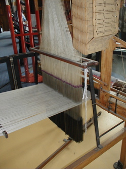 https://upload.wikimedia.org/wikipedia/en/8/8e/Jacquard.loom.hooks.jpg