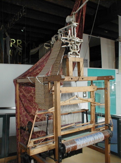 https://upload.wikimedia.org/wikipedia/en/5/5f/Jacquard.loom.full.view.jpg